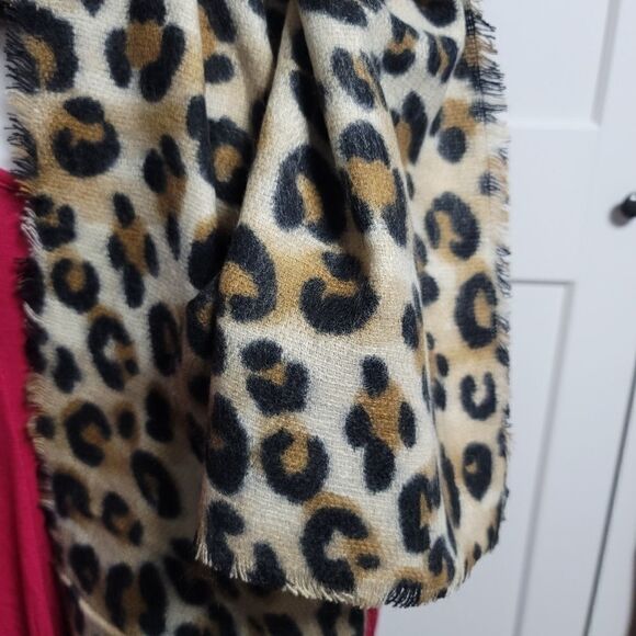 Soft and cozy animal print scarf - Picture 2 of 7